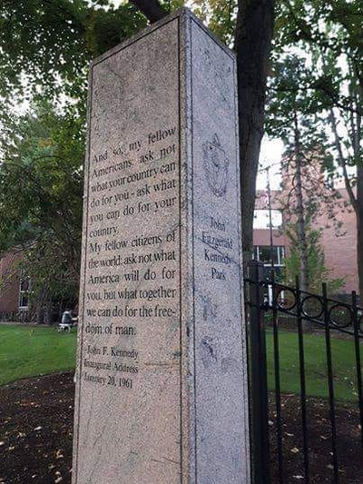 Công viên J. F. Kennedy tại Harvard Business School, Boston, Masachusetts: “Đừng hỏi tổ quốc có thể làm gì cho bạn...”