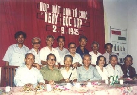 Trưởng ban Tổ chức Nguyễn Hữu Đang là người ngồi thứ ba từ trái sang. Ảnh chụp trong cuộc họp mặt những người tham gia tổ chức Lễ Độc lập (năm 2005)
