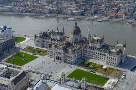 Nhà Quốc hội Hungary nhìn từ trên xuống