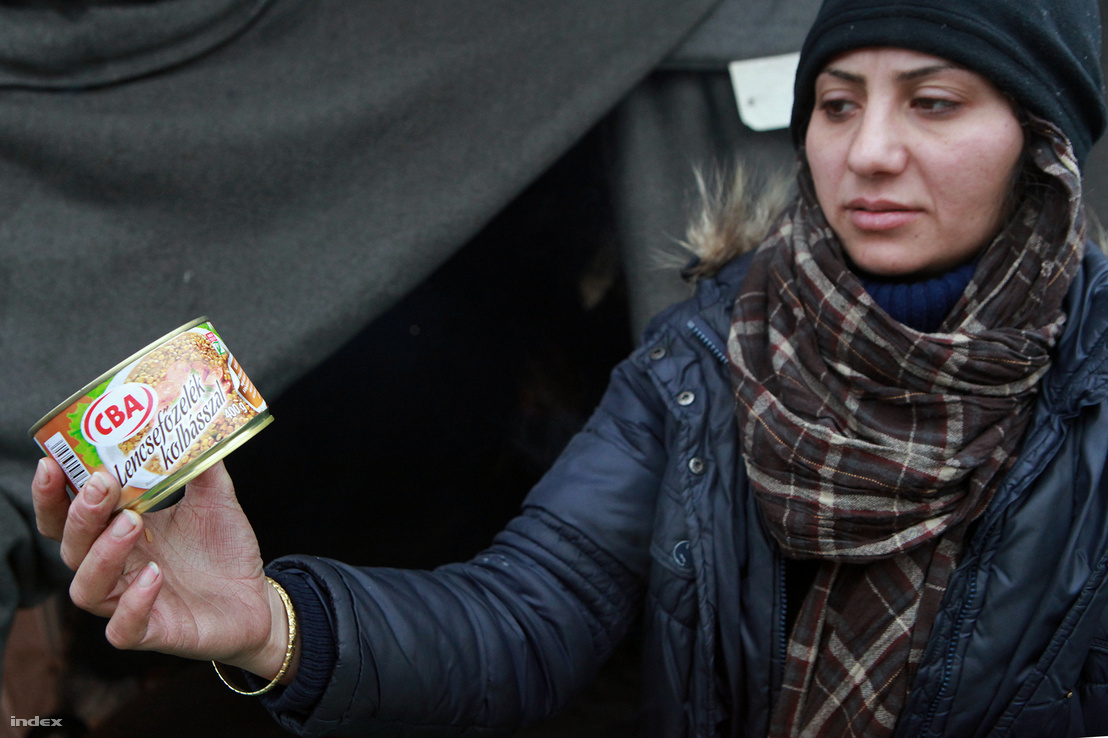 Người xin tỵ nạn ở vùng biên giới Röszke, tháng 12-2016, khi tất cả mọi người còn được khẩu phần ăn háng ngày - Ảnh: Földes András (index.hu)