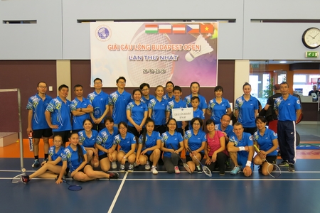 Các thành viên CLB Cầu lông Việt Nam tại Hungary trước giải đấu
