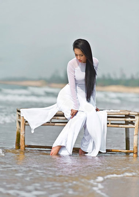 Tà áo mang tính biểu tượng “một thoáng quê hương” đã được đưa vào ca khúc - Ảnh: Hoa hậu Mai Phương Thúy