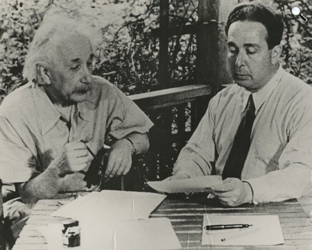 Szilárd Leó cùng Albert Einstein (trái) bàn về lá thư gửi tổng thống Mỹ để thúc giục chế tạo quả bom nguyên tử đầu tiên (năm 1939) - Ảnh tư liệu
