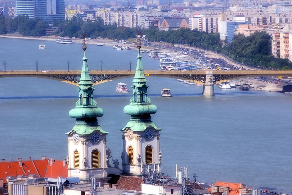 Cảnh quan Budapest bên dòng sông xanh Danube