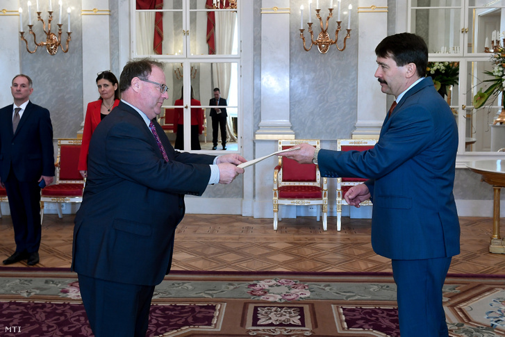 Tổng thống Áder János (phải) nhận quốc thư từ tân đại sứ Úc Richard Travers Sadleir tại Dinh Sándor. Budapest, 16/3/2020 - Ảnh: Koszticsák Szilárd (MTI)