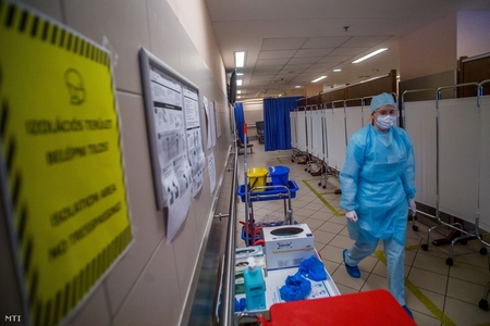 Một y tá với bộ đồ bảo hộ tại khu cách ly, Bệnh viện Quân đội, ngày 16-3-2020 - Ảnh: Balogh Zoltán (MTI)