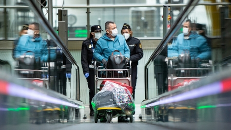 Hành khách và cảnh sát tại sân bay Madrid, Tây Ban Nha, ngày 17-3-2020 - Ảnh: Pablo Cuadra