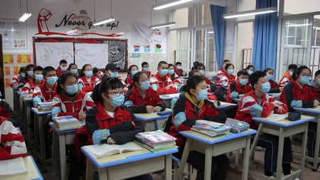 Học sinh trung học tại Trung Quốc trong một giờ học - Ảnh: Reuters