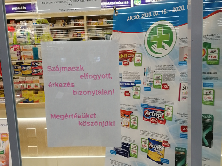 “Đã hết khẩu trang, chưa biết khi nào có. Xin quý khách thông cảm!” - tấm bảng hay thấy tại các cửa hiệu Hungary - Ảnh: index.hu