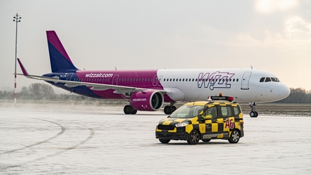 Chuyến bay của Wizz Air thực hiện nhiệm vụ quan trọng của chính phủ Hungary - Ảnh: Szigetváry Zsolt (MTI)
