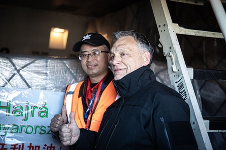 Các “công dân mạng” lập tức đã phê phán Thủ tướng Orbán Viktor khi ông không hề đeo khẩu trang và găng, và nói chuyện với các đối tac ở khoảng cách rất gần - Ảnh: Facebook của ông Orbán Viktor