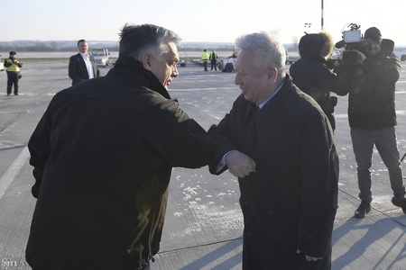 Thủ tướng Orbán Viktor và Đại sứ Trung Quốc tại Sân bay Quốc tế Liszt Ferenc. Budapest, ngày 24-3-2020 - Ảnh: Kovács Tamás (MTI)
