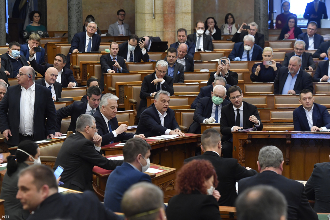 Thủ tướng Orbán Viktor (giữa), cạnh ông là Phó Thủ tướng, bên phải là Bộ trưởng phụ trách Văn phòng Chính phủ Gulyás Gergely và các dân biểu khác trong quá trình biểu quyết Đạo luật Coronavirus - Ảnh: Máthé Zoltán (MTI)