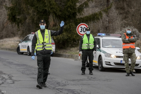 Cảnh sát Slovakia tại một cửa khẩu với Hungary - Ảnh: Komka Péter (MTI)
