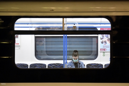 Hành khách đeo khẩu trang tại bến metro Deák Ferenc, Budapest ngày 19-3-2020 - Ảnh: Koszticsák Szilárd (MTI)