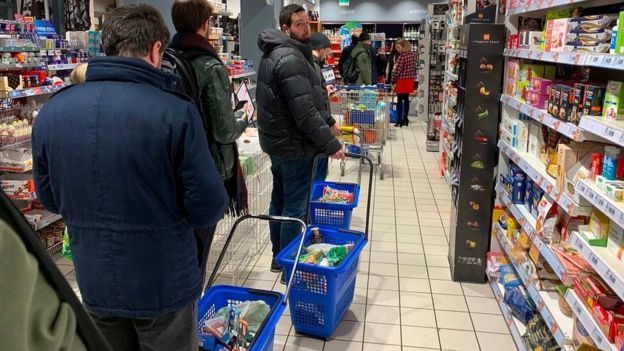 Cư dân Ý lo lắng với việc cung ứng trong những ngày tới nên xếp hàng mua thực phẩm tại TP. Milan - Ảnh: BBC
