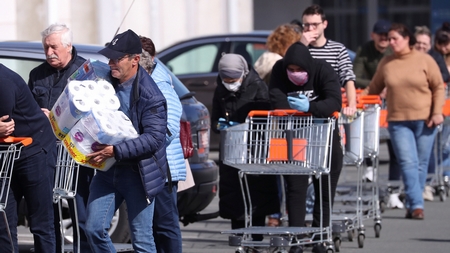 Dân Bỉ cũng lao đi mua sắm trrong mùa dịch, ngày 17/3/2020 - Ảnh: Yves Herman (Reuters)