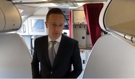 Ngoại trưởng Szijjártó Péter trên một trong những chuyến bay “ngạo nghễ” chở y cụ từ Trung Quốc về Hungary - Ảnh chụp màn hình