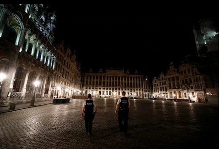 Quảng trường trung tâm của Brussels không một bóng người trong thời gian chính quyền nước này ra chỉ thị cấm đi lại để làm chậm dịch Covid-19 - Ảnh: Francois Lenoir (Reuters)
