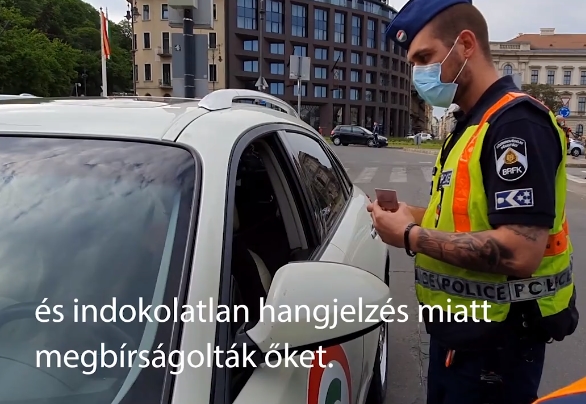 Cảnh sát phạt các tài xế bấm còi - Ảnh chụp màn hình
