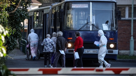 Một bệnh nhân cao niên được chở bằng xe buýt vào viện từ cơ sở xã hội dành cho người già ở đường Pesti (Budapest), ngày 9-4-2020 - Ảnh: Huszti István (index.hu)
