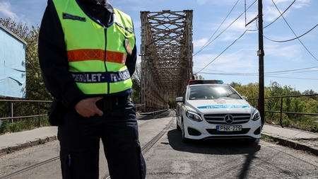 Cảnh sát Hung đứng “canh” bên chiếc cầu dẫn vào Đảo Nhà máy Đóng tàu (Hajógyári-sziget) đang bị đóng cửa vì dịch bệnh - Ảnh: Huszti István (index.hu)
