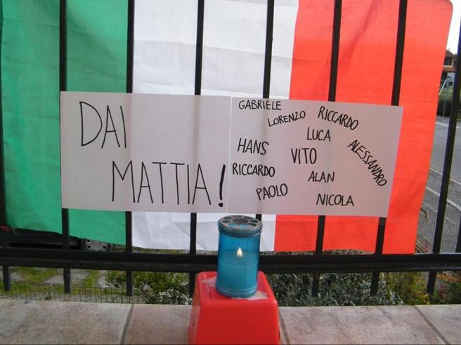 Thắp nến cầu nguyện cho Mattia - Ảnh: corriere.it