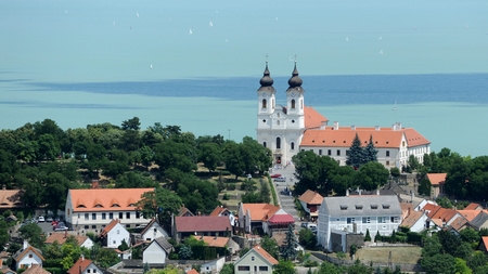 Tihany, hòn ngọc của Balaton, một địa danh thu hút du khách ngay cả trong mùa dịch - Ảnh: H. Szabó Sándor (MTI)