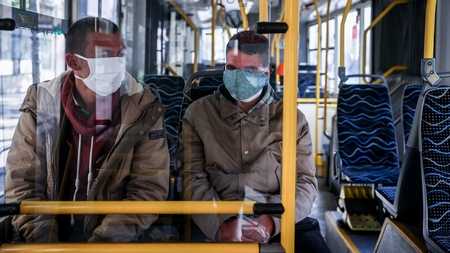 Hành khách đeo khẩu trang trên xe buýt công cộng BKV, Budapest ngày 27-4-2020 - Ảnh: Huszti István (index.hu)