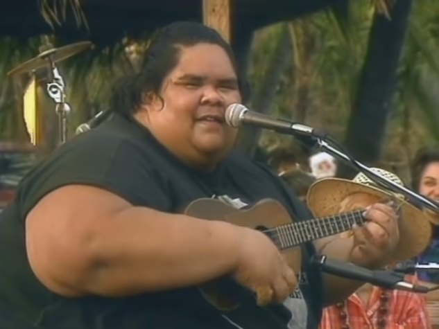 Israel Kamakawiwoʻole, người có sáng kiến mix hai ca khúc huyền thoại thành một liên khúc - Ảnh chụp màn hình