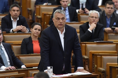 Thủ tướng Orbán Viktor trorng phiên họp Quốc hội - hầu như không ai dùng khẩu trang! - Ảnh: Máthé Zoltán (MTI)