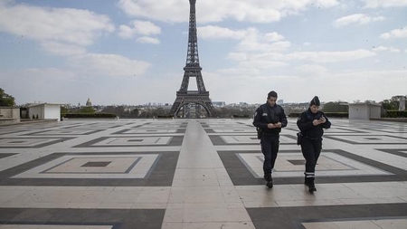Các tụ điểm du lịch của Paris vắng lặng trong mùa dịch - Ảnh: euronews.com
