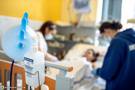 Một bệnh nhân “nhí” đang được điều trị tại phòng hồi sức cấp cứu của Viện Nhi số 1 trực thuộc Đại học Y khoa Semmelweis, ngày 1-4-2020 - Ảnh: SOTE
