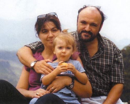 Bác sĩ Carlo Urbani cùng vợ và con - Ảnh tư liệu