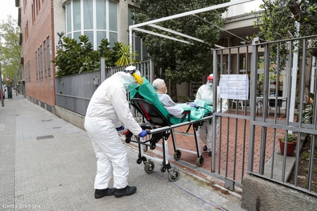 Một bệnh nhân nghi nhiễm Coronavirus được chở đi từ một viện dưỡng lão ở Barcelona, ngày 2-4-2020 - Ảnh: Miquel Benitez