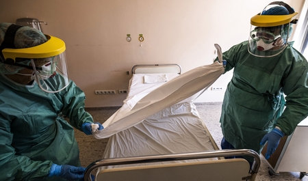 Các hộ lý chuẩn bị giường trống để đón bệnh nhân Covid-19 tại Bệnh viện Szent László. Budapest, ngày 16/3/2020 - Ảnh: Szigetváry Zsolt (MTI)
