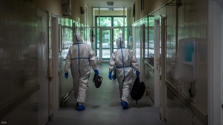 Các hộ lý trong bộ đồ bảo hộ mang hành lý của bệnh nhân vào Khoa Cách ly tại Viện Phổi Quốc gia Korányi, Budapest ngày 4-5-2020 - Ảnh: Balogh Zoltán (MTI)