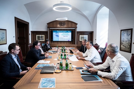 Thủ tướng Orbán Viktor họp bàn với GS. Merkely Béla và các chuyên gia y tế Hungary, Budapest ngày 16-5-2020 - Ảnh: Facebook của ông Orbán Viktor