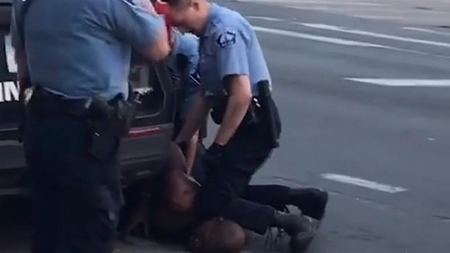 Những hình ảnh làm rung chuyển nước Mỹ: một cảnh sát đè gối lên cổ một người da đen trong hơn 8 phút, mặc cho người này van nài vì không thở được - Ảnh chụp màn hình