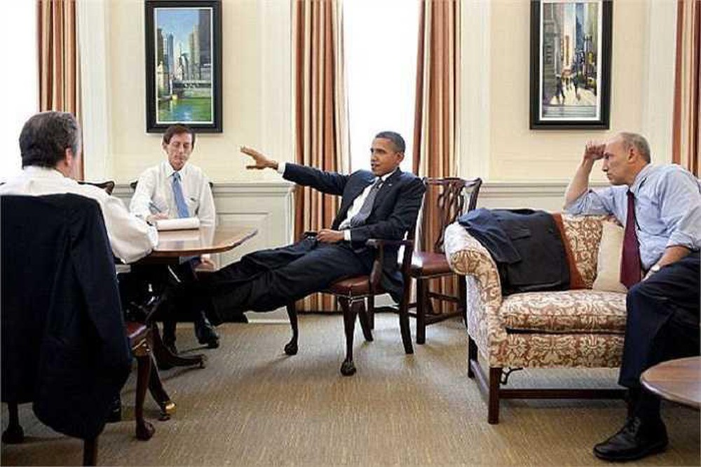 Tư thế gác chân đã trở nên “thương hiệu” của Tổng thống Barack Obama bị nhiều người Việt cửi bới, gọi là “Chó Nhảy Bàn Độc”