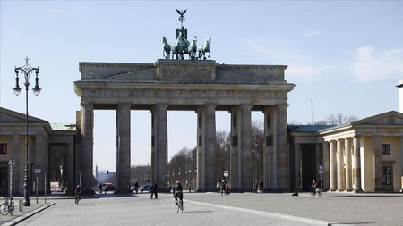 Cổng Brandenburg - biểu tượng của Berlin và nước Đức - vắng tanh trong cảnh dịch bệnh - Ảnh: aa.com.tr