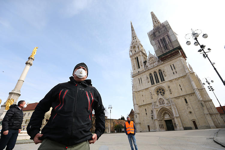 Nhà thờ Chánh tòa Zagreb trong mùa cách ly vì dịch bệnh Covid-19 - Ảnh: Antonio Bronic (Reuters)
