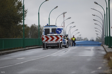 Cảnh sát canh giữ tại cửa khẩu ngăn cách Hungary và Croatia ở vùng Letenye-Gorican - Ảnh: Varga György (MTI)
