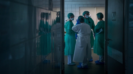 Các y, bác sĩ khám bệnh cho bệnh nhân nhiễm Covid-19 tại Bệnh viện Szent János, Budapest ngày 14-5-2020 - Ảnh: Balogh Zoltán (MTI)