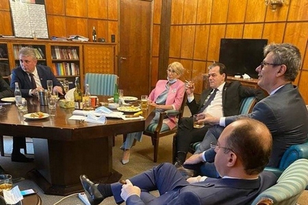 Tấm ảnh khiến vị thủ tướng mất 3.000 Lei - Ảnh: Twitter của ông Ionut Iordachescu