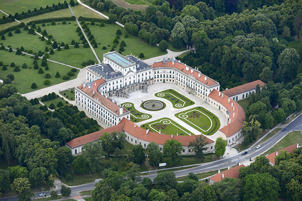 Eszterháza, lâu đài của dòng họ Eszterházy, “Versailles của nước Hung” - Ảnh: Internet