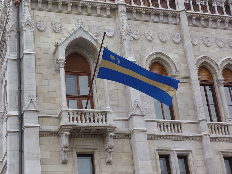 Cờ Székely tại Tòa nhà Nghị viện Hungary, như một biểu tượng về sự đoàn kết dân tộc Hung