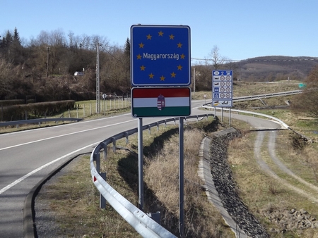 Biên giới Hungary vẫn đóng đối với công dân các nước ngoài EU - Ảnh: koronavirus.gov.hu