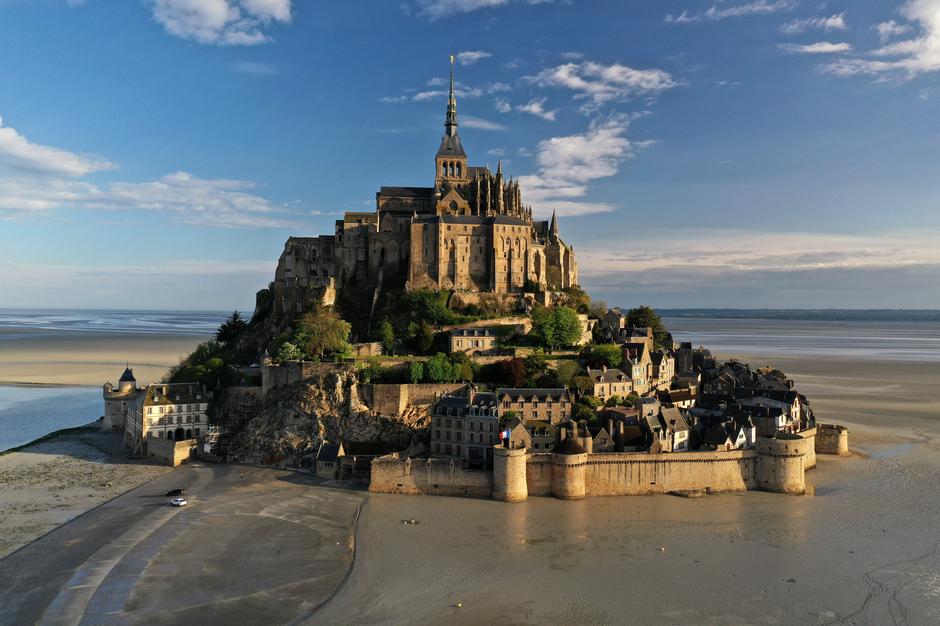 Mont-Saint-Michel, một trong những điểm du lịch nổi tiếng nhất của Pháp cũng bị đóng cửa vì Covid-19, ngày 17-4-2020 - Ảnh: Pascal Rossignol (Reuters)