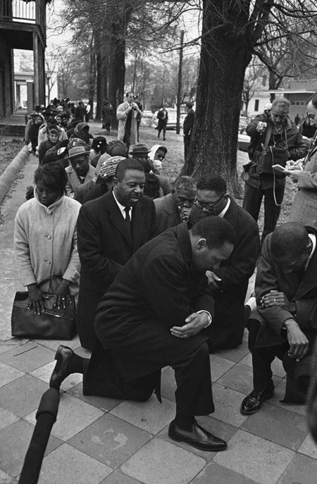 Martin Luther King quỳ gối - Ảnh tư liệu